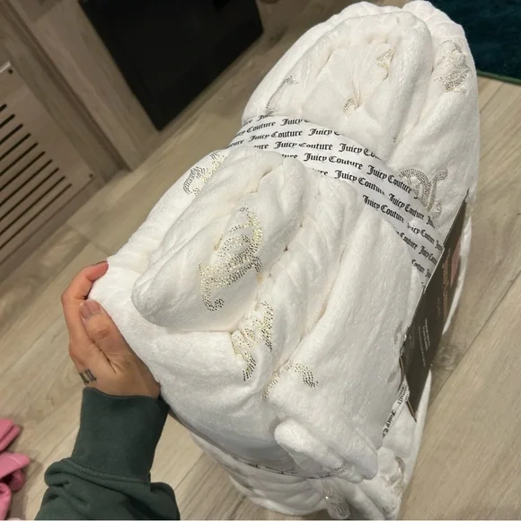 Juicy Couture Queen White Plush Blanket